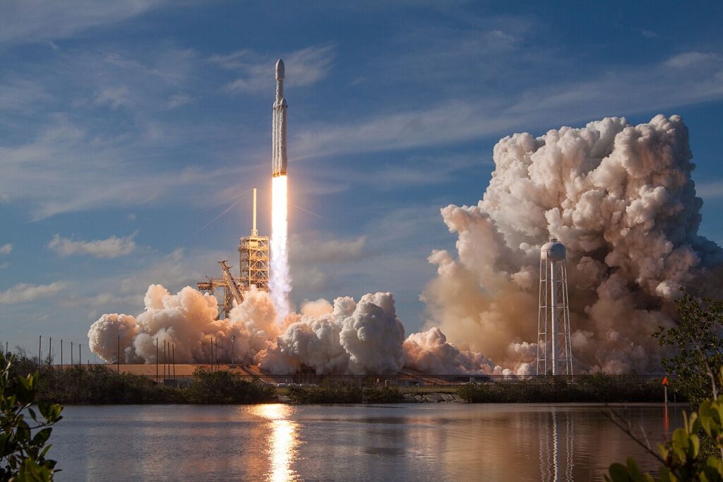 Lancement d'une fusée SpaceX Falcon Heavy illustrant l'introduction en bourse de SpaceX