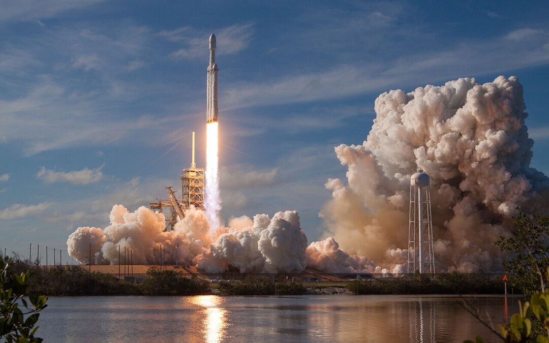 Lancement d'une fusée SpaceX Falcon Heavy illustrant l'introduction en bourse de SpaceX