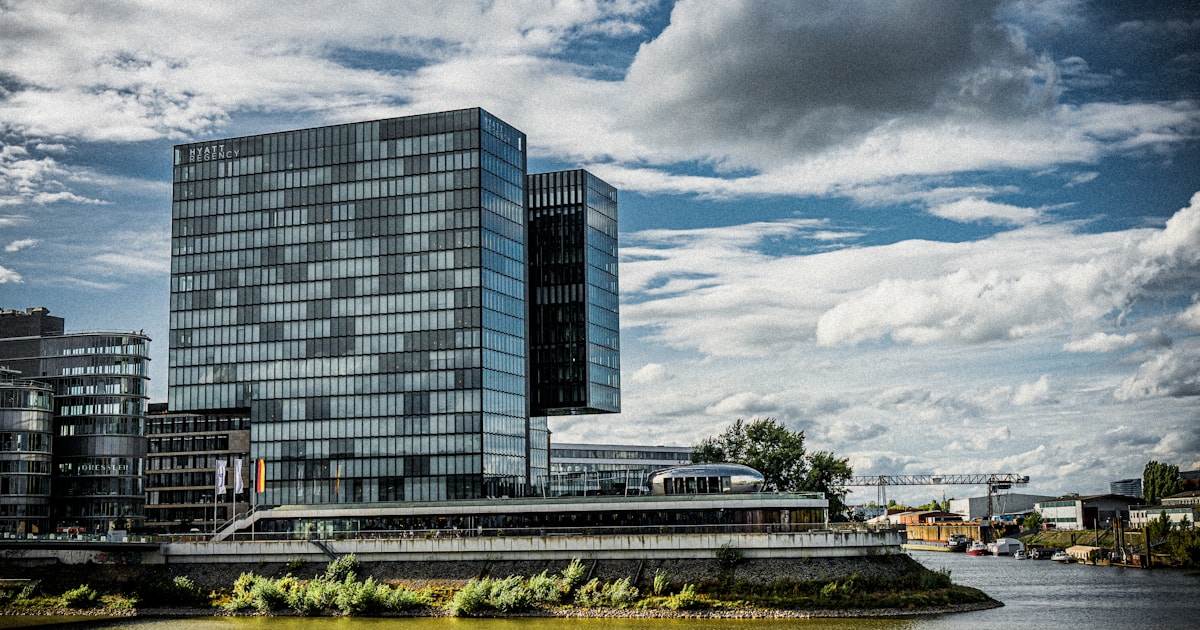 Immeubles de bureaux modernes en verre au bord de l'eau dans un quartier d'affaires europeen