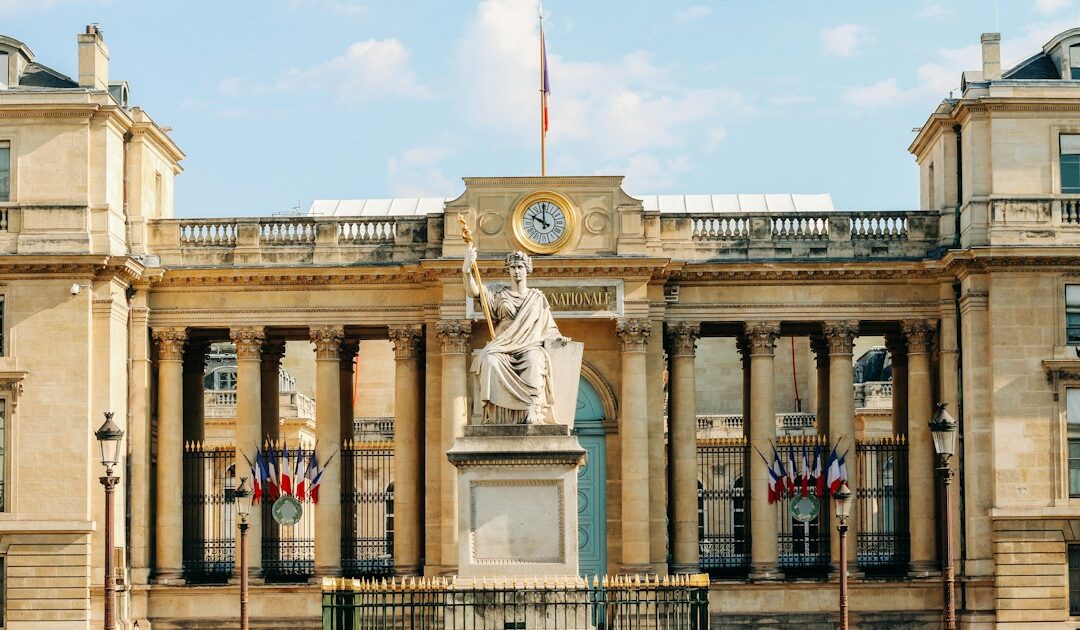 Cour d'honneur du Palais Bourbon, siège de l'Assemblée nationale, avec sa statue et ses drapeaux tricolores