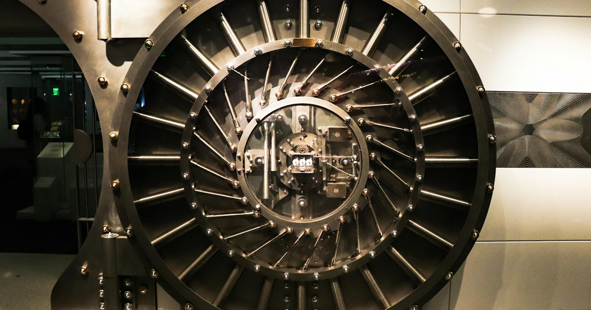Porte circulaire en acier d'une chambre forte, avec ses verrous radiaux